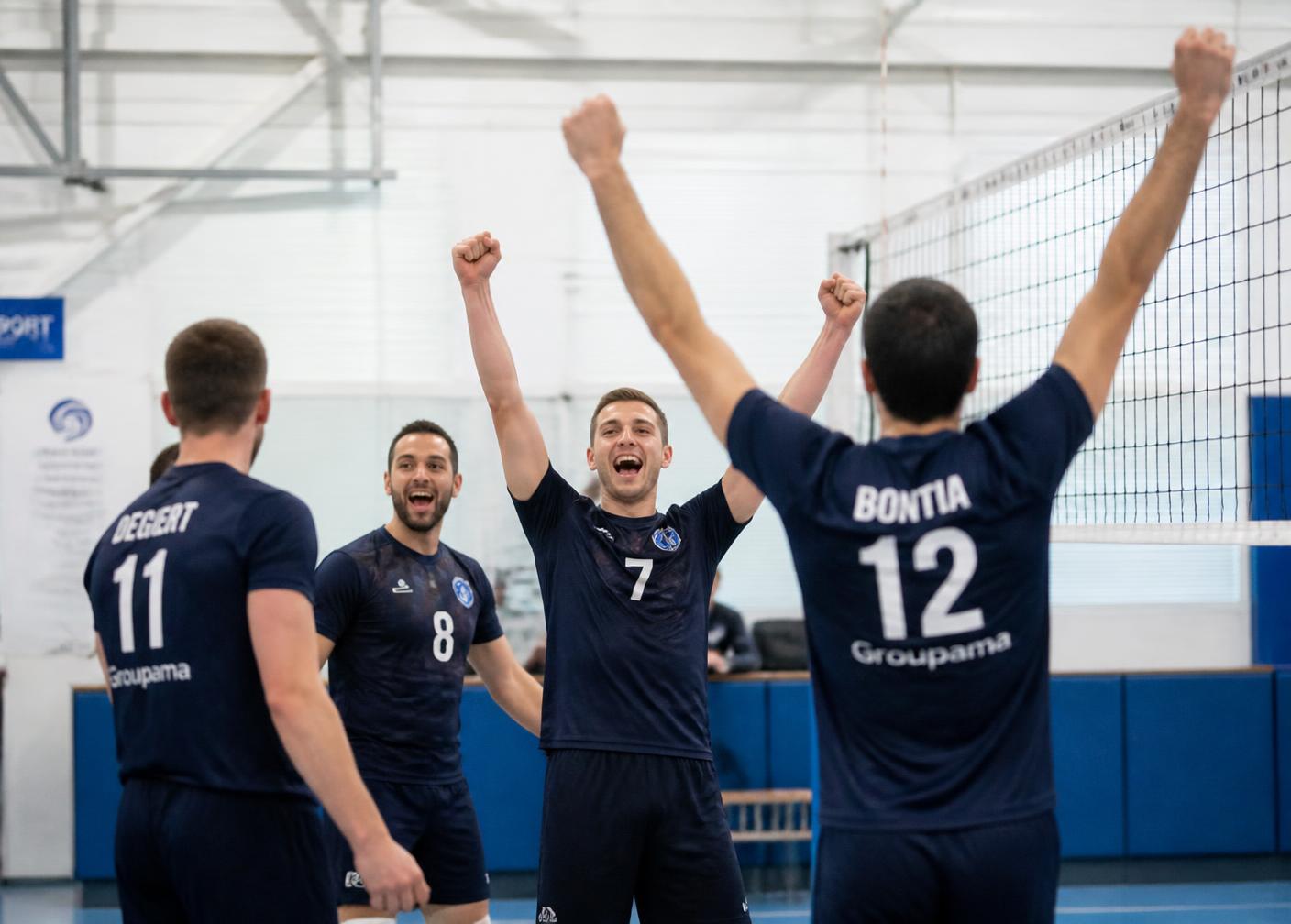 Équipe seniors célébrant un point